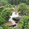 In Günzburg müssen Menschen aus Häusern gerettet werden, bevor weitere Wassermassen kommen. Der Verkehr wird von Polizei und Einsatzkräften geregelt.