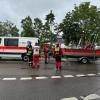 In Günzburg müssen Menschen aus Häusern gerettet werden, bevor weitere Wassermassen kommen. Der Verkehr wird von Polizei und Einsatzkräften geregelt.