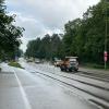 In Günzburg müssen Menschen aus Häusern gerettet werden, bevor weitere Wassermassen kommen. Der Verkehr wird von Polizei und Einsatzkräften geregelt.