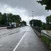 In Günzburg müssen Menschen aus Häusern gerettet werden, bevor weitere Wassermassen kommen. Der Verkehr wird von Polizei und Einsatzkräften geregelt.