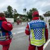 In Günzburg müssen Menschen aus Häusern gerettet werden, bevor weitere Wassermassen kommen. Der Verkehr wird von Polizei und Einsatzkräften geregelt.