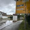 In Günzburg müssen Menschen aus Häusern gerettet werden, bevor weitere Wassermassen kommen. Der Verkehr wird von Polizei und Einsatzkräften geregelt.