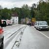 In Günzburg müssen Menschen aus Häusern gerettet werden, bevor weitere Wassermassen kommen. Der Verkehr wird von Polizei und Einsatzkräften geregelt.