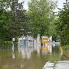 In Günzburg müssen Menschen aus Häusern gerettet werden, bevor weitere Wassermassen kommen. Der Verkehr wird von Polizei und Einsatzkräften geregelt.