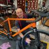 Rudi Abenthum von "Rudis Radleck" in Göggingen repariert alle Markenräder. Billigfahrräder fasse er dagegen nicht an – dafür hat er seine Gründe. 