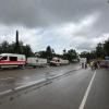 In Günzburg müssen Menschen aus Häusern gerettet werden, bevor weitere Wassermassen kommen. Der Verkehr wird von Polizei und Einsatzkräften geregelt.