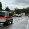 In Günzburg müssen Menschen aus Häusern gerettet werden, bevor weitere Wassermassen kommen. Der Verkehr wird von Polizei und Einsatzkräften geregelt.