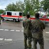 In Günzburg müssen Menschen aus Häusern gerettet werden, bevor weitere Wassermassen kommen. Der Verkehr wird von Polizei und Einsatzkräften geregelt.