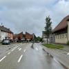 In Günzburg müssen Menschen aus Häusern gerettet werden, bevor weitere Wassermassen kommen. Der Verkehr wird von Polizei und Einsatzkräften geregelt.