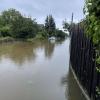 Die anhaltenden Regenfälle sorgen im Landkreis Aichach-Friedberg für Überschwemmungen. Feuerwehren sind im Dauereinsatz.