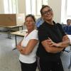 Agata Salis (links) und Greta Umilio (rechts) sind Wahlhelferinnen im Maria-Theresia-Gymnasium.