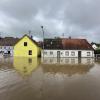 In Günzburg müssen Menschen aus Häusern gerettet werden, bevor weitere Wassermassen kommen. Der Verkehr wird von Polizei und Einsatzkräften geregelt.