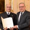 Erich Dehler hatte 2017 aus der Hand von Johannes Hintersberger (rechts) das Ehrenzeichen des Bayerischen Ministerpräsidenten erhalten. Nun ist der Neusässer Dehler im Alter von 85 Jahren gestorben.