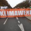 Aktivisten der Klimaschutzgruppe "Letzte Generation" und anderer Gruppierungen blockieren im November 2023 die Straße des 17. Juni.
