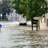 In Günzburg müssen Menschen aus Häusern gerettet werden, bevor weitere Wassermassen kommen. Der Verkehr wird von Polizei und Einsatzkräften geregelt.