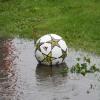 Dauerregen im Augsburger Land setzt auch die Fußballplätze unter Wasser. Wo kann zum Saisonfinale am Samstag gespielt werden? Foto: Ramona Eberle (Archiv)
