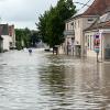 In Günzburg müssen Menschen aus Häusern gerettet werden, bevor weitere Wassermassen kommen. Der Verkehr wird von Polizei und Einsatzkräften geregelt.