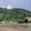 Blick von der Maximiliansbrücke in Kelheim aus auf die Befreiungshalle und das Hochwasser der Donau.