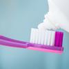 Sanft soll sie sein und sauber soll sie machen - doch nicht alle Sensitiv-Zahncremes für empfindliche Zähne schaffen das.