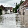 In Günzburg müssen Menschen aus Häusern gerettet werden, bevor weitere Wassermassen kommen. Der Verkehr wird von Polizei und Einsatzkräften geregelt.