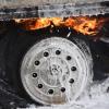 Auf der B25 hat sich wohl ein geplatzter Reifen eines Lkw so stark erhitzt, dass er Feuer fing. Am Kühberg koppelte der Fahrer den Auflieger ab. Die Straße war stundenlang gesperrt