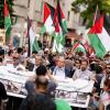 Menschen nehmen an der Demonstration zum Nakba-Gedenktag der Palästinenser teil.