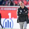 Heidenheims Trainer Frank Schmidt steht vor dem Spiel im Stadion.