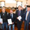 Werner Zanker, Herbert Walk und Johann Gutter (von links) mit den Urkunden, die ihnen Bürgermeister Michael Neher vor der jüngsten Stadtratssitzung in Vöhringen überreicht hat. 
