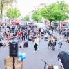 Mitglieder von unterschiedlichen Bündnissen wie «Tesla den Hahn abdrehen» oder «A100 stoppen!» feiern in Kreuzberg ein Straßenfest.