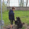 Mit Tierpflegerin Joana Müller auf der Auslaufwiese ist Barack entspannt und gibt die Pfote.