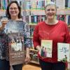 Auf eine interessante Lesung freuen sich Büchereileiterin Christine Hieke (links) und ihre Stellvertreterin Frauke Niederhofer.