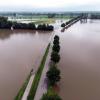 Starkregen hat in vielen Teilen Bayerns für Überschwemmungen gesorgt. Hier sind Felder in der Nähe von Meitingen überflutet.