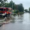 Die anhaltenden Regenfälle sorgen im Landkreis Aichach-Friedberg für Überschwemmungen. Feuerwehren sind im Dauereinsatz.