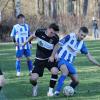 Michael Falch vom TSV Meitingen (dunkles Trikot) zeigte im Testspiel gegen den Kissinger SC Durchsetzungsvermögen.