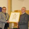 Nach 18 Jahren als Bürgermeister von Tapfheim erhält Karl Malz (rechts) den Titel des Altbürgermeisters.