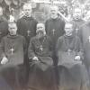 Diese Aufnahme zeigt Pater Willibald Kugelmann (stehend rechts) mit seinen Mitbrüdern und dem Abt in Korea.
