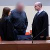 Der wegen fahrlässiger Tötung und fahrlässiger Körperverletzung angeklagte Mann (M) steht mit seinen Anwälten Stephan Beukelmann (r) und Mariana Sacher im Gerichtssaal.
