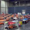 Feldbetten mit Schlafsäcken bilden den Schlafraum in der Notunterkunft an der Augsburger Messe. Inzwischen sind dort deutlich weniger Menschen untergebracht.