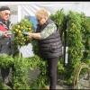 Die stellvertretende Vorsitzende Renate Müller und der Vorsitzende Horst Müller  zeigen die mit goldenen Eiern geschmückte Krone des Brunnens.
