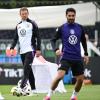 Bundestrainer Julian Nagelsmann (l) muss künftig auf den bisherigen DFB-Kapitän İlkay Gündogan verzichten.