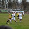 Die Westheimer Abwehrrecken Manuel Riepl und Noah Waschkut (weiße Trikots, von links) hielten die Angreifer des TSV Diedorf (links Florian Thalmeir) weitgehend in Schach und konnten am Ende einen 2:1-Sieg feiern. Foto: Oliver Reiser