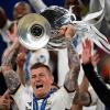  Toni Kroos jubelt nach seinem letzten Sieg mit Real Madrid mit dem Champions-League-Pokal.