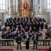 Mehr als 100 Musikerinnen und Musiker haben gemeinsam in der Burgauer Stadtpfarrkirche ein Konzert gegeben. 