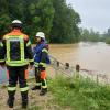 Die anhaltenden Regenfälle sorgen im Landkreis Aichach-Friedberg für Überschwemmungen. Feuerwehren sind im Dauereinsatz.