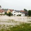 Die anhaltenden Regenfälle sorgen im Landkreis Aichach-Friedberg für Überschwemmungen. Feuerwehren sind im Dauereinsatz.