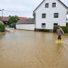 Die anhaltenden Regenfälle sorgen im Landkreis Aichach-Friedberg für Überschwemmungen. Feuerwehren sind im Dauereinsatz.