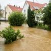 Die anhaltenden Regenfälle sorgen im Landkreis Aichach-Friedberg für Überschwemmungen. Feuerwehren sind im Dauereinsatz.