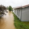 Die anhaltenden Regenfälle sorgen im Landkreis Aichach-Friedberg für Überschwemmungen. Feuerwehren sind im Dauereinsatz.