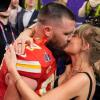 Taylor Swift küsst Travis Kelce nach dem Sieg beim Super Bowl.