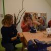Die Werkstatt im Don Bosco Kindergarten Schwabegg, wo kreativ gearbeitet wird. Unser Foto zeigt: (von links) Nicole Fronius, Claudia Huemer und Barbara Angerstein mit zwei Kindern.